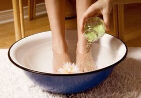 A körömgombásodásban szenvedők számára hasznos ecetes és sós fürdőzés. 