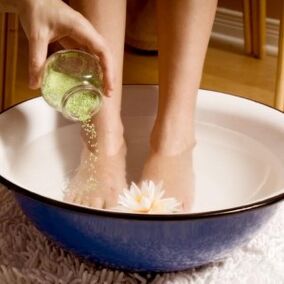 A gomba elleni kezelés során gyakran meg kell mosni a lábát. 